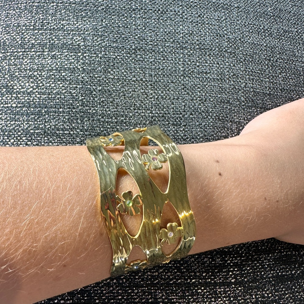 Stainless Steel Bracelet Women’s Gold open cuff design, fit varios size wrists.